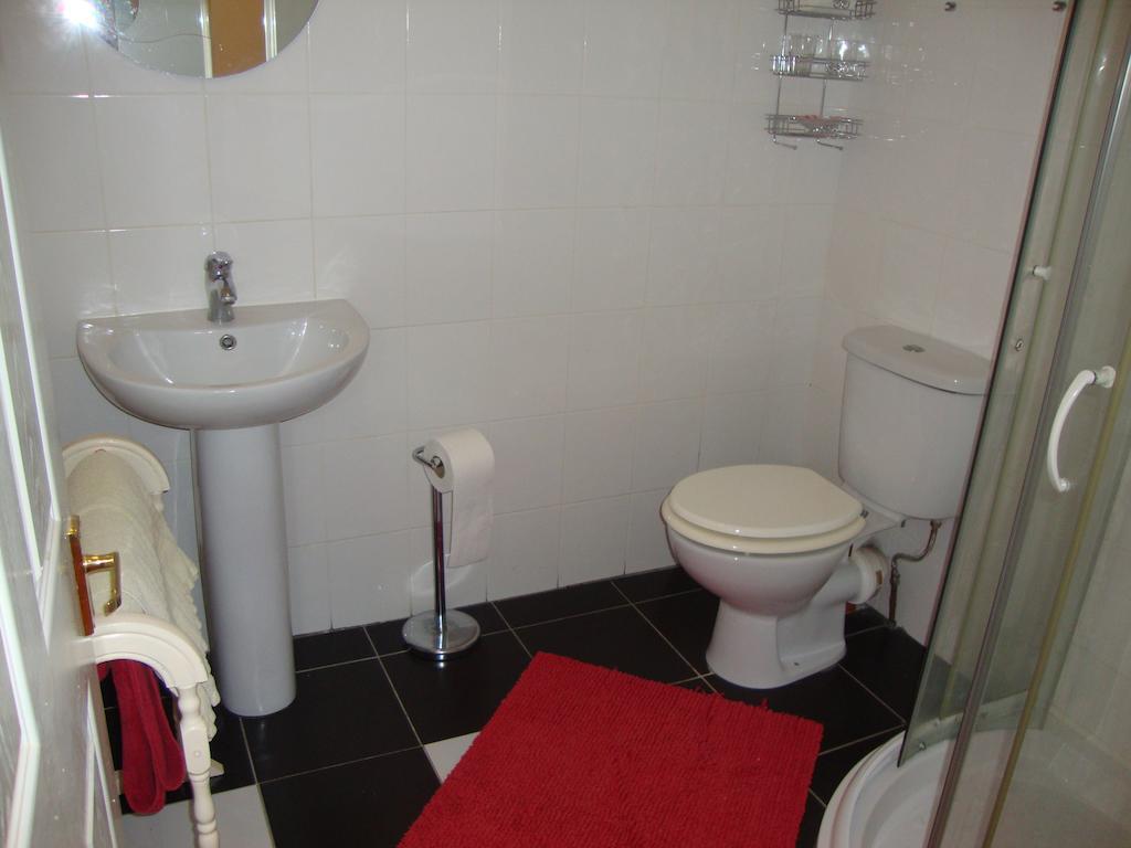 Lakeland Guest House Пемброук Док Номер фото